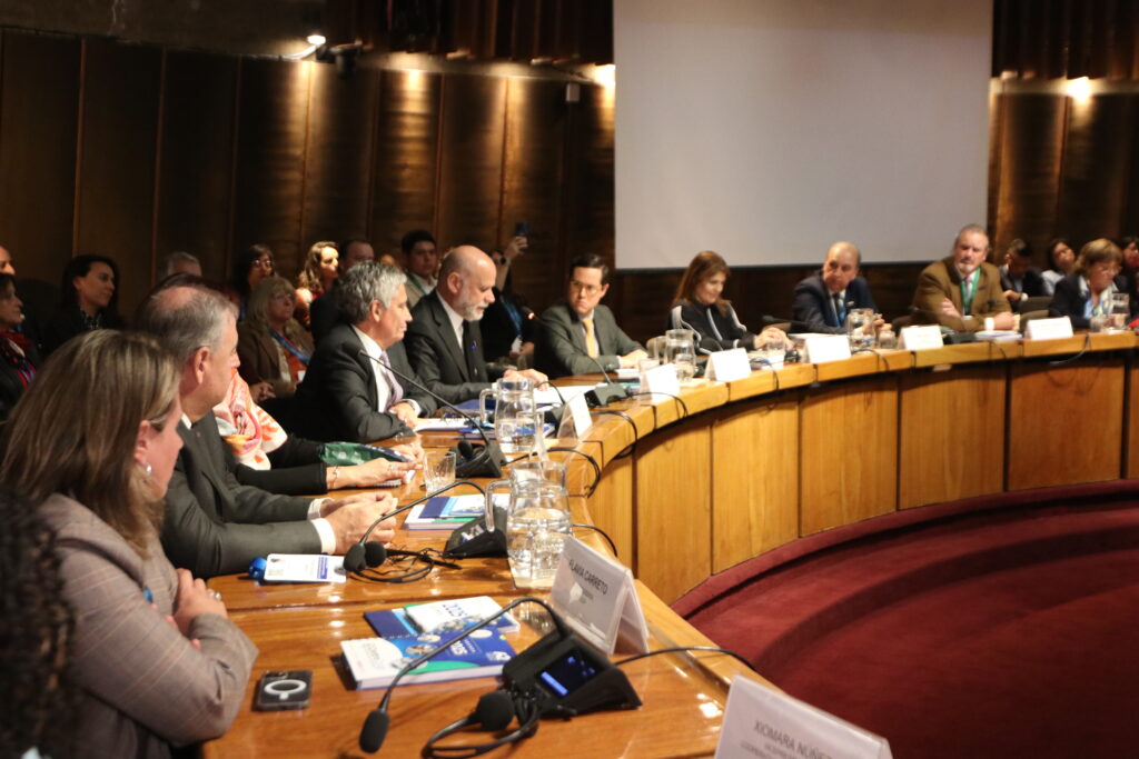 Autoridades y expertos en la conferencia internacional realizada en Chile sobre el modelo cooperativo